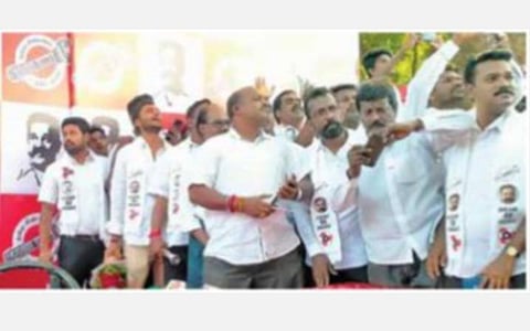 புதுச்சேரி விமான நிலையத்திற்கு வெளியே மக்கள் நீதி மய்யம் வேட்பாளர் அறிமுகம் மற்றும் பத்திரிகையாளர் சந்திப்பையொட்டி கமலுக்காக காத்திருந்த நிர்வாகிகள்.