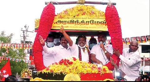 கரோனா தொற்றிலிருந்து மீண்டு பள்ளிக்கரணை பகுதியில் பிரச்சாரம் செய்ய வந்த வேட்பாளர் அரவிந்த் ரமேஷுக்கு சிறப்பான வரவேற்பு அளிக்கப்பட்டது.