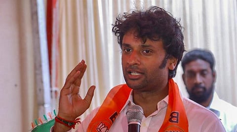 துறைமுகம் சட்டப்பேரவை தொகுதியில் பாஜக வேட்பாளர் மீது தாக்குதல்; கார் கண்ணாடி உடைப்பு: திமுக தொண்டர்கள் 2 பேர் கைது