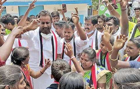 தொண்டாமுத்தூர் தொகுதியில் தேர்தல் பிரச்சாரத்தின்போது அட்டுக்கல் பழங்குடியின மக்களுடன் இணைந்து நடனமாடிய உள்ளாட்சித் துறை அமைச்சர் எஸ்.பி.வேலுமணி.