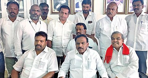 நீலகிரி மாவட்டம் உதகையில் தனது அலுவலகத்தில் செய்தியாளர்களை சந்தித்த ஆ.ராசா.படம்:ஆர்.டி.சிவசங்கர்.