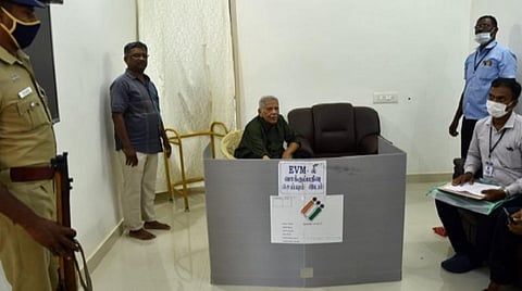 தூத்துக்குடி மில்லர்புரம் பகுதியில் உள்ள முதியவரின் வீட்டுக்கு சென்று தபால் வாக்கை பெறும் பணியில் ஈடுபட்ட தேர்தல் சிறப்புக் குழுவினர். படம்: என்.ராஜேஷ்