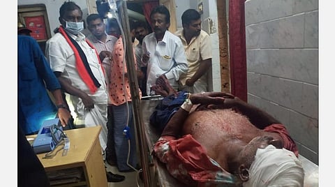 பந்தலூரில் தேர்தல் மோதல்: திமுகவைச் சேர்ந்த 4 பேருக்கு கத்திக்குத்து; படுகாயங்களுடன் மருத்துவமனையில் அனுமதி