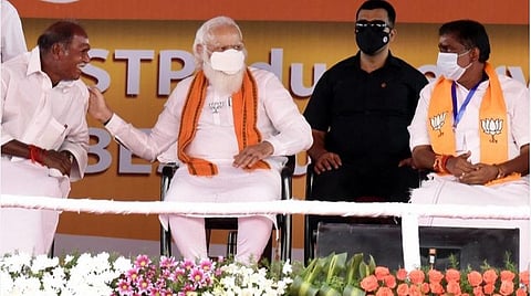 புதுச்சேரி தேசிய ஜனநாயக கூட்டணி தேர்தல் பிரச்சார பொதுகூட்டத்தில் பாரத பிரதமர் நரேந்திர மோடியிடம் பேசிய என்.ஆர்.காங்கிரஸ் கட்சி தலைவர் ரங்கசாமி அருகில் முன்னாள் அமைச்சர் நமச்சிவாயம் | படம் எம். சாம்ராஜ்