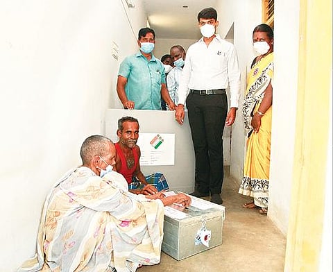 செங்கம் அடுத்த கண்ணக்குருக்கை கிராமத்தில் ஆட்சியர் சந்தீப் நந்தூரி முன்னிலையில் தபால் வாக்களித்த மூதாட்டி தனம்மாள்.