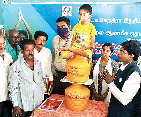 சட்டப்பேரவைத் தேர்தலில் 100 சதவீத வாக்குப்பதிவை வலியுறுத்தி குடங்கள் மீது அமர்ந்து யோகாசனம் செய்த சிறுவன் தர்ஷன்.