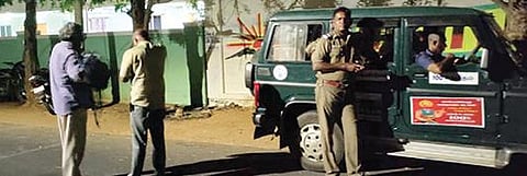 திருச்செந்தூர் அருகே தண்டுபத்து கிராமத்தில் உள்ள அனிதா ராதாகிருஷ்ணன் அலுவலகத்தில் சோதனை நடத்துவதற்காக வந்த தேர்தல் பறக்கும் படையினர்.