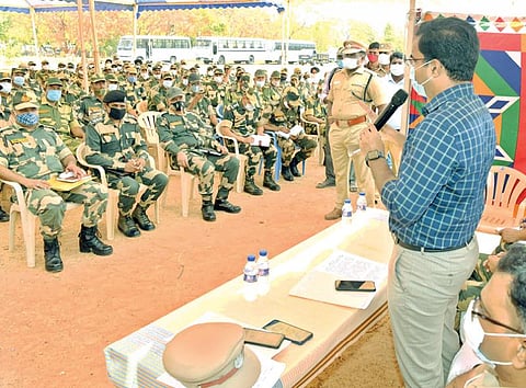 தூத்துக்குடி மாவட்ட எஸ்பி அலுவலக மைதானத்தில் நடைபெற்ற நிகழ்ச்சியில் எல்லை பாதுகாப்பு படையினருக்கு தேர்தல் பாதுகாப்பு தொடர்பாக அறிவுரைகளை மாவட்ட தேர்தல் அலுவலரான ஆட்சியர் கி.செந்தில் ராஜ் வழங்கினார். உடன் எஸ்பி ஜெயக்குமார். படம்: என்.ராஜேஷ்