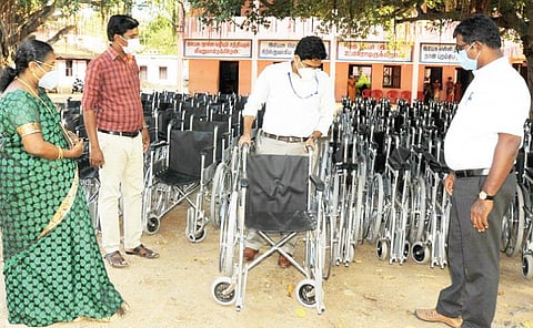 பாளையங்கோட்டையில் உள்ள காதுகேளாதோர் மேல்நிலைப்பள்ளி வளாகத்திலிருந்து வாக்குச்சாவடிகளுக்கு சக்கர நாற்காலிகள் அனுப்பி வைக்கப்படுவதை ஆட்சியர் வே.விஷ்ணு ஆய்வு செய்தார். படம்: மு.லெட்சுமி அருண்