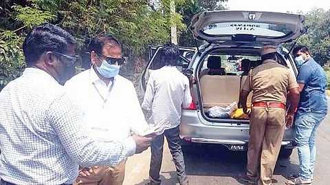 திருவாரூர் மாவட்டம் நன்னிலம் சட்டப்பேரவைத் தொகுதிக்கு உட்பட்ட வண்டாம்பாளை பகுதியில் நேற்று பணியில் ஈடுபட்டிருந்த பறக்கும்படையினரிடம் அவர்களின் பணிகள் குறித்து ஆய்வு செய்கிறார் தேர்தல் பொது பார்வையாளர் ராம் லஹான் பிரஷாத் குப்தா.