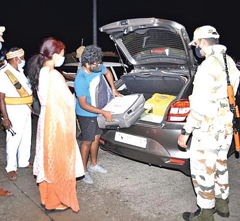 புதுக்கோட்டை மாவட்டம் விராலிமலை தொகுதிக்கு உட்பட்ட பூதகுடியில் வாகன சோதனையை ஆய்வு செய்யும் மாவட்ட தேர்தல் அலுவலர் பி.உமா மகேஸ்வரி, மாவட்ட எஸ்.பி எல்.பாலாஜி சரவணன்.