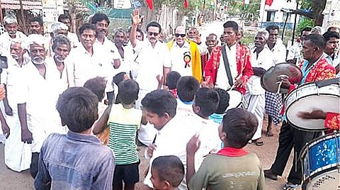 பச்சேரியில் கருணாநிதி, ஸ்டாலின் போல வேடமிட்டு இந்திய கம்யூ. வேட்பாளர் குணசேகரனுக்கு வாக்குச் சேகரித்த மாறுவேடக் கலைஞர்கள்.