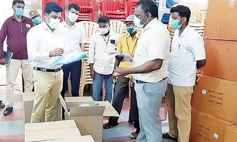 வாக்குச் சாவடி மையங்களில் வைத்திருக்க வேண்டிய கரோனா தடுப்பு உபகரணங் கள் கள்ளக்குறிச்சி மாவட்டத்திற்கு வந்துள்ளது. அதனை பார்வையிடுகிறார் மாவட்ட தேர்தல் அலுவலர் கிரண் குராலா.