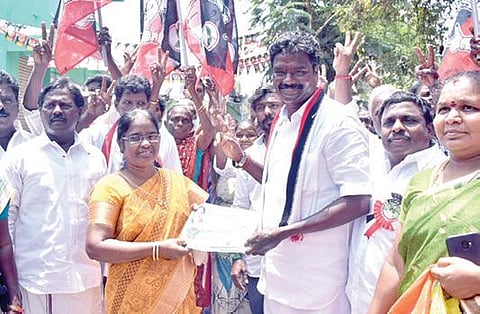 செங்கல்பட்டு அருகே ஆலப்பாக்கம் பகுதியில் வாக்கு சேகரித்த அதிமுக வேட்பாளர் கஜேந்திரன்.