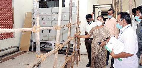 காஞ்சிபுரத்தில் உள்ள அண்ணா பல்கலைக்கழக இணைப்பு பொறியியல் கல்லூரியில் உள்ள வாக்கு எண்ணும் மையத்தில் ஆய்வு மேற்கொண்ட மாவட்ட ஆட்சியர் மகேஸ்வரி.