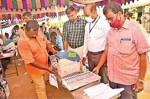 கிருஷ்ணகிரி சட்டப்பேரவைத் தொகுதியில் போட்டியிடும் வேட்பாளர்களின் புகைப்படத்துடன் கூடிய பெயர், சின்னங்கள் மின்னணு வாக்குப்பதிவு இயந்திரத்தில் பொருத்தும் பணி நடைபெற்றது. இப்பணியை மாவட்ட தேர்தல் அலுவலர் ஜெயசந்திர பானு ரெட்டி பார்வையிட்டார்.