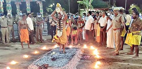 கரோனா பாதுகாப்பு விதிமுறைகளால், ஈரோடு மாவட்டம் பண்ணாரி மாரியம்மன் கோயில் குண்டம் திருவிழாவில், பூசாரிகள் மட்டும் குண்டம் இறங்க அனுமதிக்கப்பட்டனர்.