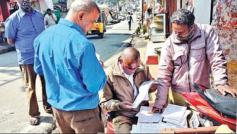 நீலகிரி மாவட்டத்தில் வீடுவீடாக சென்று - வாக்காளர்களுக்கு ‘பூத் சிலிப்’ விநியோகம் :