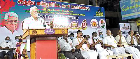 அதிமுக அரசிடம் இருந்து தமிழகத்தை மக்கள் மீட்க வேண்டும் : திருப்பூர் பிரச்சாரத்தில் பிரகாஷ் காரத் வேண்டுகோள்