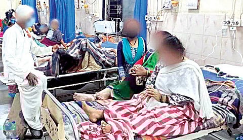 நாக்பூரில் உள்ள அரசு மருத்துவக் கல்லூரி மருத்துவமனையில், பல படுக்கைகளில் ஒருவருக்கு பதிலாக 2 நோயாளிகள் தங்க வைக்கப்பட்டுள்ளனர்.