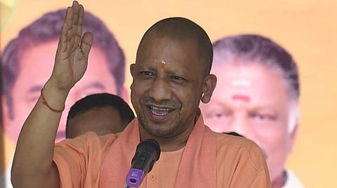 கோவை ராஜவீதி தேர்முட்டி பகுதியில் இன்று நடந்த பிரச்சாரக் கூட்டத்தில் பேசிய உத்தரப் பிரதேச மாநில முதல்வர் யோகி ஆதித்யநாத் | படம்: ஜெ.மனோகரன்