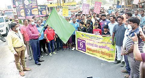 காட்பாடி சித்தூர் பேருந்து நிறுத்தத்தில் இருந்து மாரத்தான் போட்டியை மாவட்ட தேர்தல் அலுவலரும், மாவட்ட ஆட்சியருமான சண்முகசுந்தரம் கொடியசைத்து நேற்று தொடங்கி வைத்தார். இதில், திரளான மாணவ, மாணவிகள் கலந்து கொண்டனர். படம்: வி.எம்.மணிநாதன்.