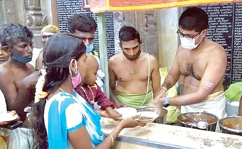 திருச்செந்தூர் சுப்பிரமணிய சுவாமி கோயிலில் இரண்டு ஆண்டுகளுக்கு பின் முதன்முறையாக தயாரிக்கப்பட்ட பஞ்சாமிர்தம் மூலவருக்கு அபிஷேகம் செய்யப்பட்டு, பக்தர்களுக்கு இலவசமாக வழங்கப்பட்டது.