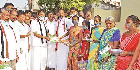 ஈரோடு மேற்கு தொகுதி அதிமுக வேட்பாளர் கே.வி.ராமலிங்கம், பெரியசேமூர், ஆண்டிக்காடு பகுதிகளில் வாக்கு சேகரிப்பில் ஈடுபட்டார்.