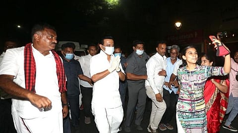 கோவை ஆர்.எஸ்.புரம் டி.பி.சாலையில் நேற்று இரவு நடந்து சென்று, தொண்டாமுத்தூர் தொகுதி திமுக வேட்பாளர் கார்த்திகேய சிவசேனாபதிக்கு ஆதரவாக வாக்குச் சேகரித்த திமுக தலைவர் மு.க.ஸ்டாலின்.