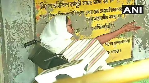 ‘‘நந்திகிராம் தொகுதியில் பாஜக தேர்தல் முறைகேடு’’ - வாக்குச்சாவடியில் இருந்து ஆளுநருக்கு போன் செய்த மம்தா பானர்ஜி