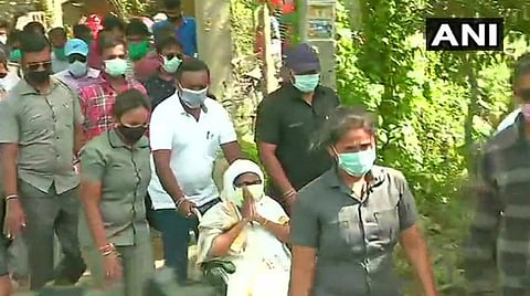 நந்திகிராமில் தேர்தல் பணிகளைக் கண்காணித்த மம்தா பானர்ஜி: படம் | ஏஎன்ஐ.