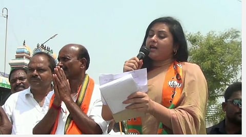 பாஜக வேட்பாளர் பூண்டி எஸ்.வெங்கடேசனை ஆதரித்து பிரச்சாரம் செய்த நடிகை நமீதா.