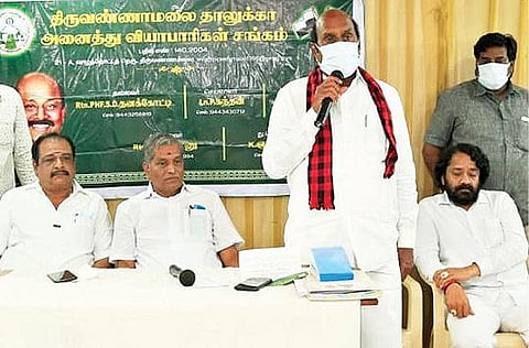 திருவண்ணாமலை தாலுகா அனைத்து வியாபாரிகள் சங்கக் கூட்டத்தில் பேசும் திமுக வேட்பாளர் எ.வ.வேலு.