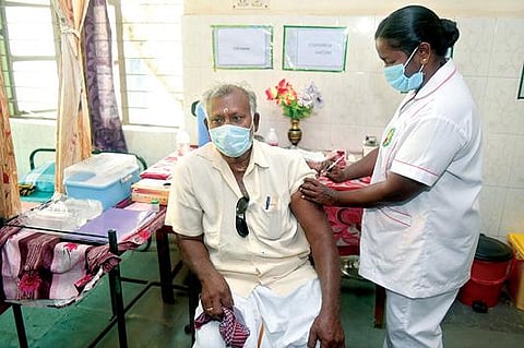 வேலூர் அடுத்த அலமேலுமங்காபுரம் பகுதியில் உள்ள நகர்புற ஆரம்ப சுகாதார நிலையத்தில் 45 வயது மேற்பட்டவர்களுக்கு கரோனா தடுப்பூசி போடப்பட்டது. படம்: வி.எம்.மணிநாதன்.