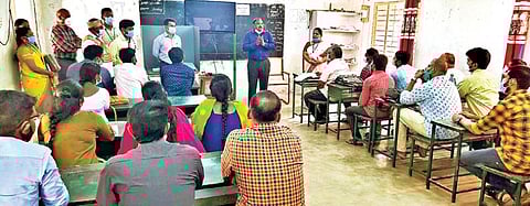 நாட்றாம்பள்ளி அரசு மேல்நிலைப்பள்ளியில் நடைபெற்ற தேர்தல் நுண் பார்வையாளர்களுக்கான பயிற்சி வகுப்பில் பேசும் திருப்பத்தூர் மாவட்ட ஆட்சியர் சிவன் அருள்.