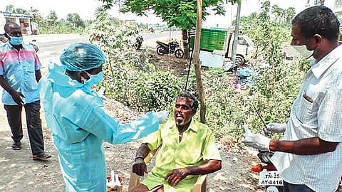 செய்யாறு அடுத்த அனக்காவூரில் முகக்கவசம் அணியாமல் வந்தவருக்கு கரோனா பரிசோதனை செய்யப்பட்டது.