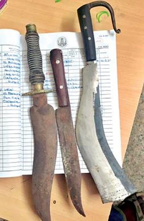 தூத்துக்குடி தாளமுத்துநகரில் கைது செய்யப்பட்ட ரவுடிகளிடம் இருந்து பறிமுதல் செய்யப்பட்ட ஆயுதங்கள்.