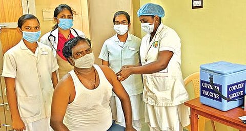 தூத்துக்குடி அரசு மருத்துவக் கல்லூரி மருத்துவமனையில் கரோனா தடுப்பூசி போட்டுக் கொண்ட 45 வயதுக்கு மேற்பட்ட நபர். படம்: என்.ராஜேஷ்