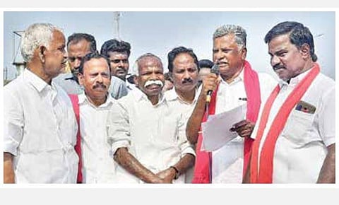 பாம்பின் வாயில் சிக்கிய தவளையாக அதிமுக: இந்திய கம்யூனிஸ்ட் கட்சி மாநிலச் செயலாளர் இரா.முத்தரசன் விமர்சனம்