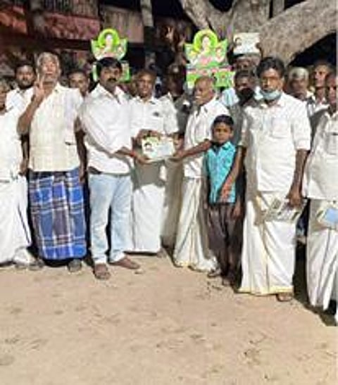 கிருஷ்ணகிரி சட்டப்பேரவை தொகுதிக்கு உட்பட்ட ஆலப்பட்டியில் அதிமுக வேட்பாளர் அசோக்குமருக்கு ஆதரவாக, அக்கட்சி நிர்வாகிகள் வாக்கு சேகரித்தனர்.