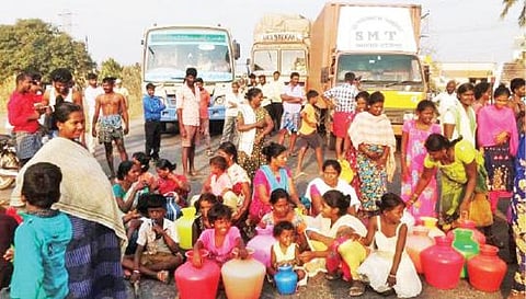 ஊத்தங்கரை அருகே குடிநீர் சீராக வழங்கக் கோரி, காலிக்குடங்களுடன், கிராம மக்கள் மறியல் போராட்டத்தில் ஈடுபட்டனர்.