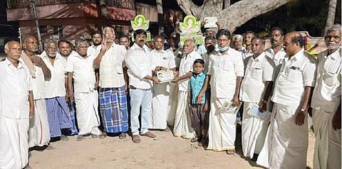 கிருஷ்ணகிரி சட்டப்பேரவைத்தொகுதிக்கு உட்பட்ட ஆலப்பட்டியில் அதிமுக வேட்பாளர் அசோக்குமாருக்கு ஆதரவாக, அக்கட்சி நிர்வாகிகள் வாக்கு சேகரித்தனர்.