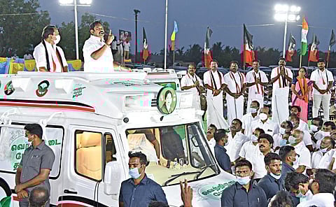 ஈரோடு மாவட்டத்தில் உள்ள 8 சட்டப்பேரவைத் தொகுதிகளில் போட்டியிடும் அதிமுக மற்றும் கூட்டணிக் கட்சி வேட்பாளர்களை ஆதரித்து, பெருந்துறையை அடுத்த சரளையில் முதல்வர் பழனிசாமி பிரச்சாரம் மேற்கொண்டார்.