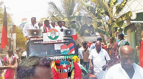 கள்ளக்குறிச்சி தொகுதி காங்கிரஸ் வேட்பாளர் மணிரத்னம் மேலூர், பகுதியில் திறந்த வேனில் நின்றபடி பிரச்சாரம் மேற்கொண்டார்.