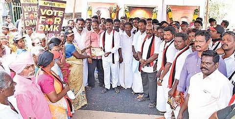 கடலூரில் திமுக வேட்பாளர் ஐயப்பன் வாக்கு சேகரிப்பில் ஈடுபட்டார்.