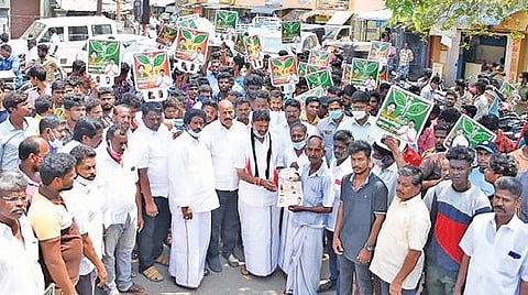 கடலூரில் அதிமுக வேட்பாளர் அமைச்சர் சம்பத் மற்றும் விஜய் ரசிகர்கள் வாக்கு சேகரிப்பில் ஈடுபட்டனர்.