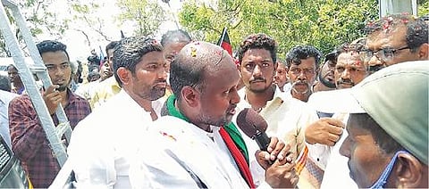 சிதம்பரம் தொகுதி இந்திய யூனியன் முஸ்லிம் லீக் வேட்பாளர் அப்துல்ரஹ்மான் குமராட்சி ஒன்றிய கிராமங்களில் வாக்கு சேகரிப்பில் ஈடுபட்டார்.