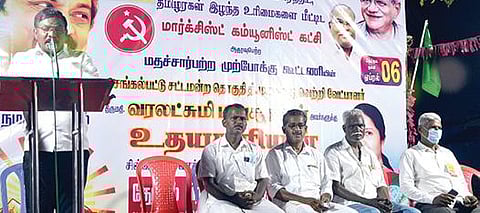 திமுக வேட்பாளரை ஆதரித்து செங்கல்பட்டு நகரில் மார்க்சிஸ்ட் கட்சி சார்பில் நடைபெற்ற பிரச்சார கூட்டத்தில் முன்னாள் சட்டப்பேரவை உறுப்பினர் எஸ்.கே.மகேந்திரன் பேசினார்.