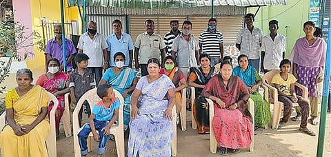 அவிநாசி அருகே இறைச்சி கடை அமைக்க எதிர்ப்பு : கொட்டகை அமைத்து பொதுமக்கள் காத்திருப்பு போராட்டம்