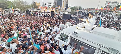 விழுப்புரம் மாவட்டம் மயிலம் தொகுதி கூட்டேரிப்பட்டில் பேசும் பாமக இளைஞரணித் தலைவர் அன்புமணி ராமதாஸ். படம்: எஸ்.நீலவண்ணன்